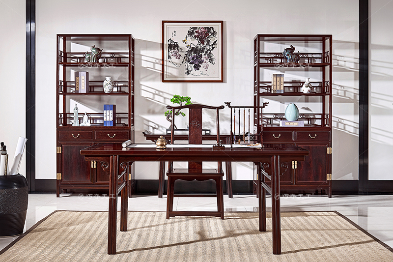 瓜棱腿云紋畫案